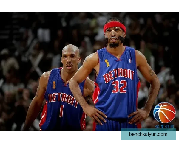 马尔蒂尼战术地位解析与球队防守体系的关系逐渐清晰